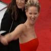 Jennifer Lawrence chegou sorridente ao tapete vermelho do Oscar