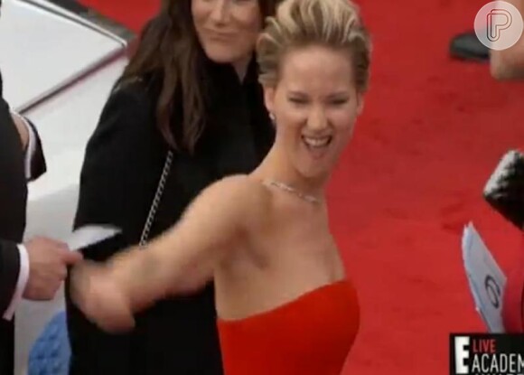 Jennifer Lawrence chegou sorridente ao tapete vermelho do Oscar
