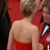 Jennifer Lawrence estava usando um vestido longo da grife Dior