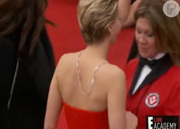 Jennifer Lawrence estava usando um vestido longo da grife Dior