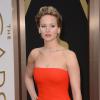Jennifer Lawrance usou um vestido longo da grife Dior no Oscar 2014