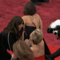 Jennifer Lawrence cai novamente no Oscar, um ano após levar tombo na premiação