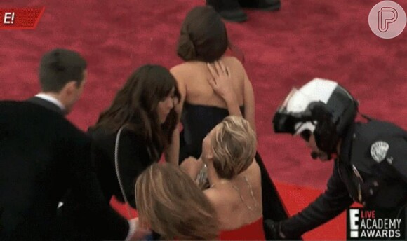 Jennifer Lawrence caiu no tapete vermelho do Oscar neste domingo (02 de março de 2014)