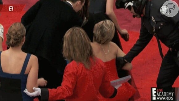 Rapidamente, um segurança foi ajudar Jennifer Lawrence a se levantar