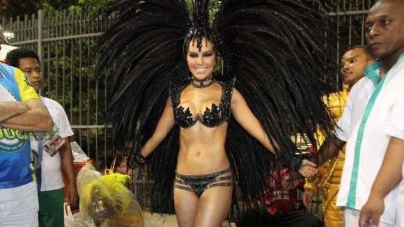 Mariana Rios exibe corpo em forma antes de desfile e recebe elogios: 'Gostosa'