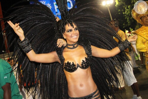 Mariana Rios usa fantasia decotada e esbanja sensualidade no Carnaval do Rio de Janeiro
