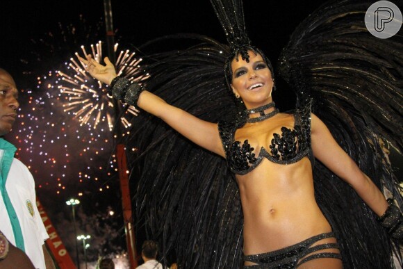 Mariana Rios, rainha de bateria da Mocidade, mostra sua empolgação antes do desfile