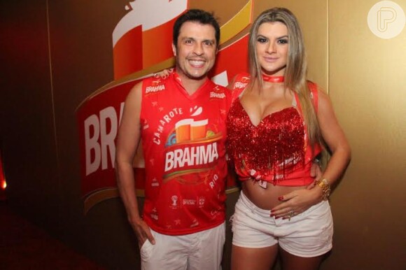 Mirella Santos exibe barriguinha de três meses de gravidez ao lado do marido, Wellington Muniz, no camarote da Brahma, na Marquês de Sapucaí, no Rio de Janeiro