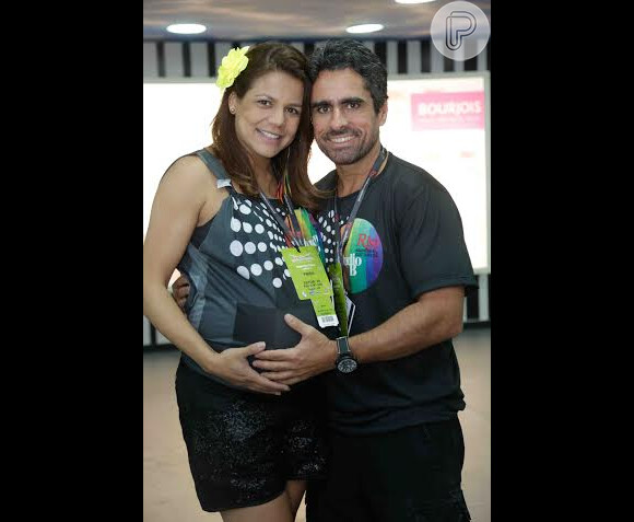 Nivea Stelmann exibe barrigão de oito meses, ao lado do marido, Marcus Rocha, no camarote Rio, Samba & Carnaval, na Marquês de Sapucaí, no Rio de Janeiro