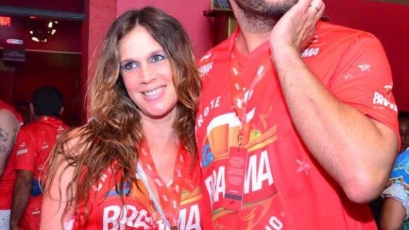 Vanessa Lóes exibe barrigão de 7 meses em camarote ao lado de Thiago Lacerda