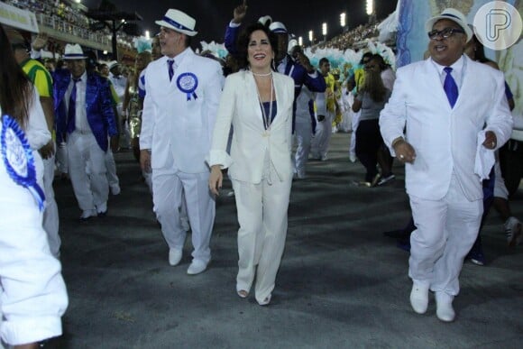 Gloria Pires desfila pela Portela na Marquês de Sapucaí na madrugada desta terça-feira, 4 de março de 2014