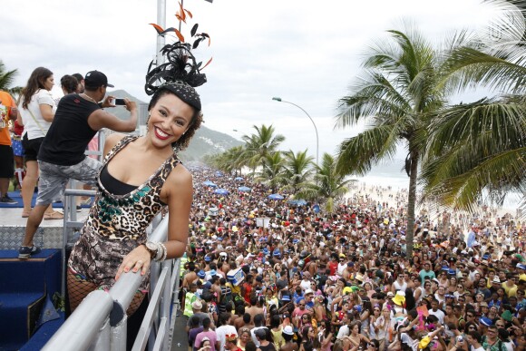 Sheron curtiu o sábado de carnaval no bloco da Favorita, em São Conrado, no  Rio de Janeiro