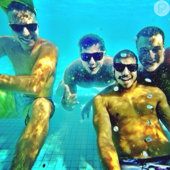 Caio Castro curte pool party ao lado de amigos em Salvador, em 04 de março de 2014