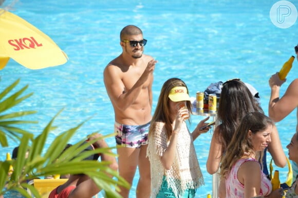 Caio Castro já havia curtindo uma pool party na última segunda-feira, 03 de março de 2014