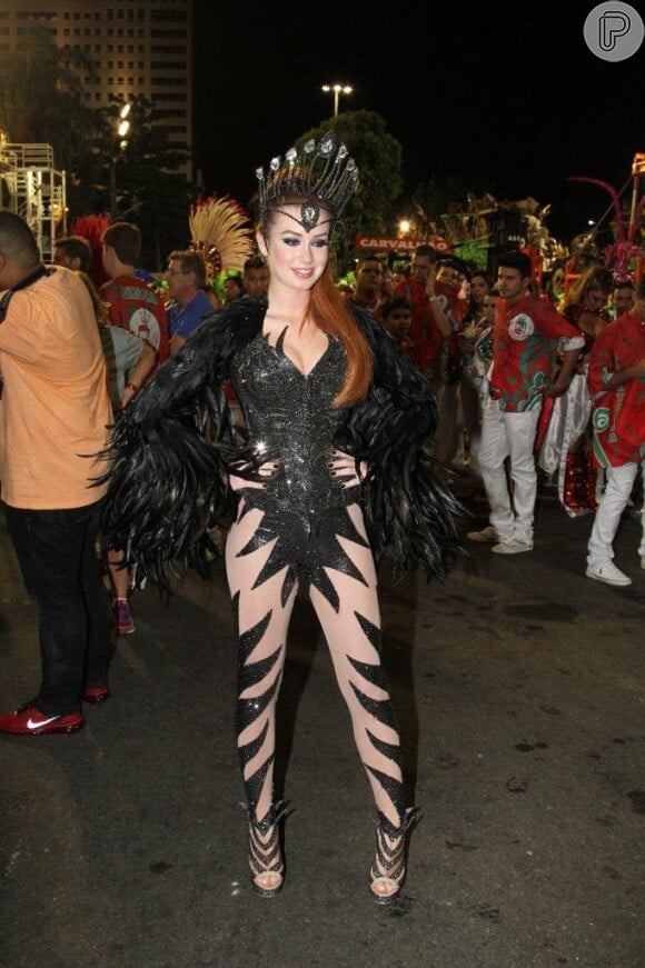 Marina Ruy Barbosa desfilou vestida de pássaro negro pela Grande Rio, no Rio de Janeiro