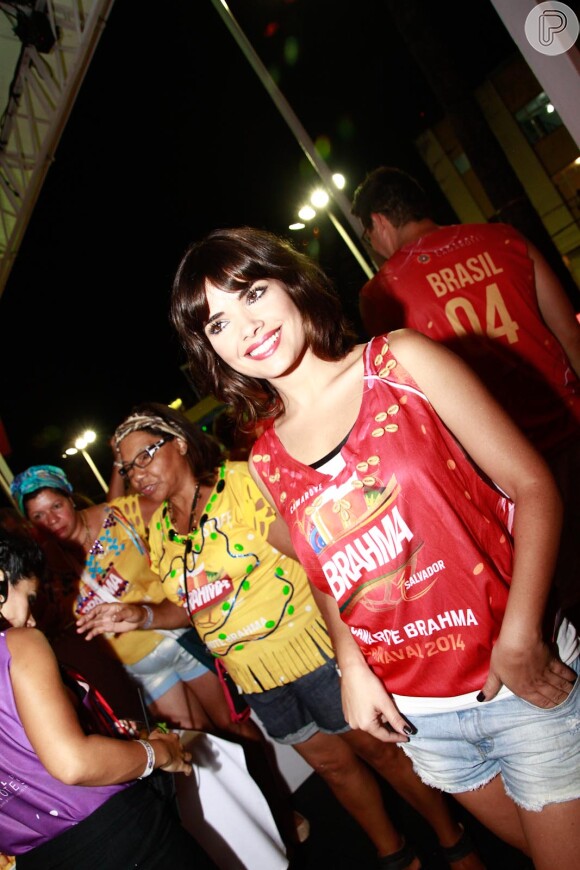 Vanessa Giácomo desfila com cabelos mais curtos no Carnaval de Salvador, Bahia,