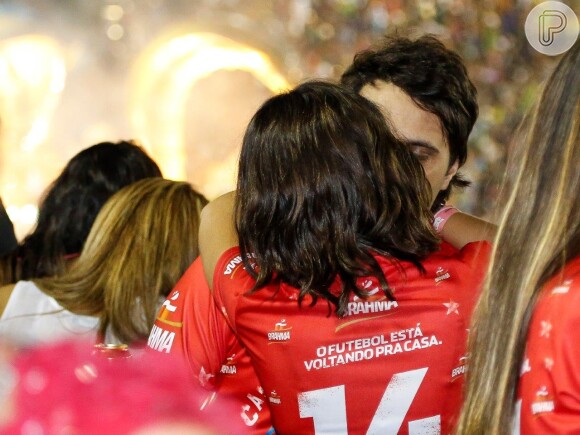Vanessa Giácomo beija muito o namorado, Giuseppe Dioguardi, no Carnaval de Salvador, Bahia, na noite de terça-feira, 3