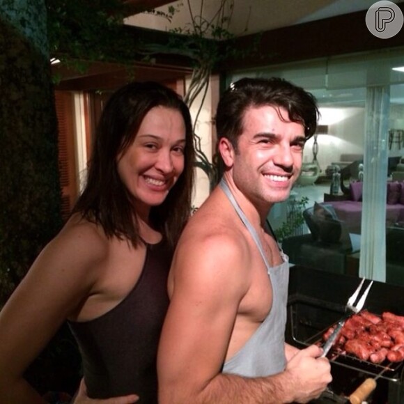 Claudia Raia faz churrasco na companhia do namorado, Jarbas Homem de Mello, em 5 de março de 2014
