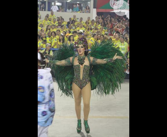 Claudia Raia desfileou como madrinha da Beija Flor na madrugada de segunda-feira, 3 de março de 2014