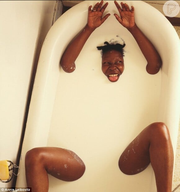 Whoopi Goldberg mergulha em banheira com líquido branco para livro recheado de celebridades em poses inusitadas