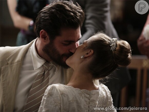 Toni (Thiago Lacerda) e Hilda (Luiza Valdetaro) se beijam em 'Joia Rara'
