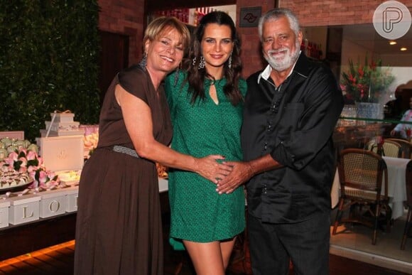 Fernanda Motta, ainda grávida, ganhando o carinho dos pais