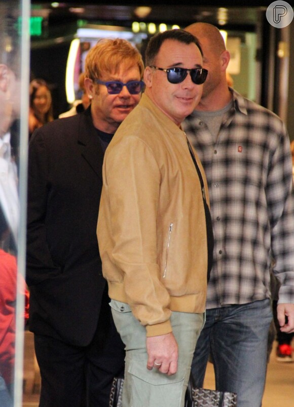 Elton John e David Furnish declararam que estão explodindo de alegria com a vinda do novo filho, Elijah Joseph Daniel Furnish-John