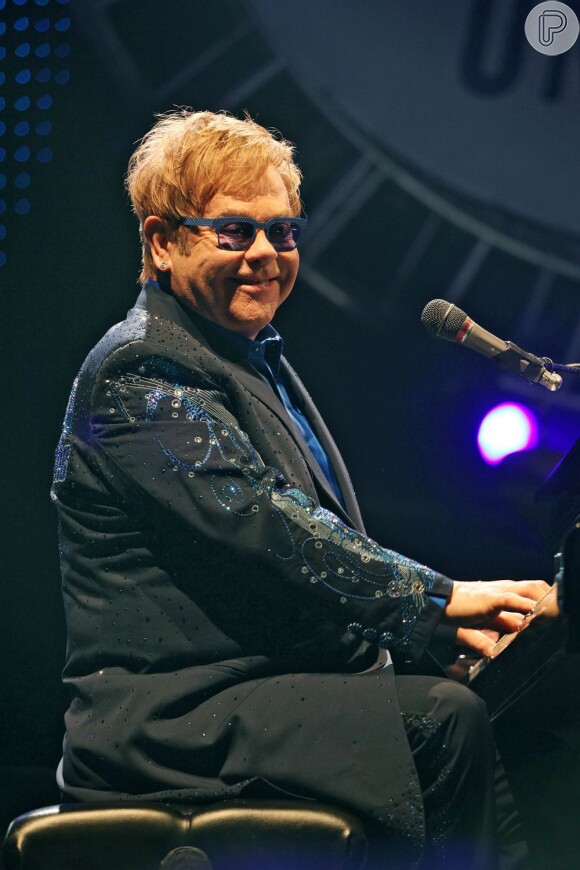 Elton John já vinha anunciando que queria dar um irmãozinho ao filho Zachary
