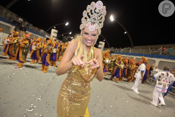 Ellen Rocche usa vestido dourado no Desfile das Campeãs da Rosas de Ouro, em 8 de março de 2014: 'Minha fantasia se foi com a chuva'