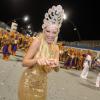 Ellen Rocche usa vestido dourado no Desfile das Campeãs da Rosas de Ouro
