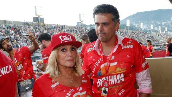 Susana Vieira troca beijos com ex-prefeito de Jaguariúna no sambódromo do Rio
