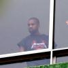 Kanye West aparece na sacada de apartamento e depois vai a estúdio de música no Rio
