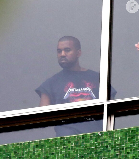 Kanye West aparece na sacada de apartamento e depois vai a estúdio de música no Rio
