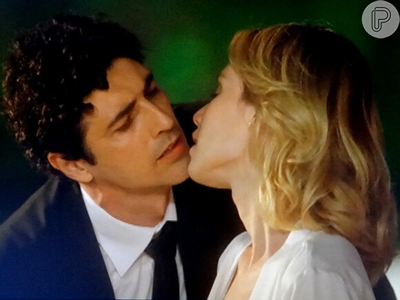 Em uma das vezes em que Nando (Reynaldo Gianecchini) tenta dizer a Juliana (Mariana Ximenes) que a ama, os dois ficam prestes a se beijar em 'Guerra dos Sexos'