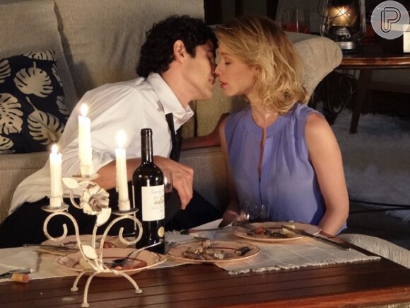 Juliana (Mariana Ximenes) e Nando (Reynaldo Gianecchini) quase se beijam em cena de 'Guerra dos Sexos'
