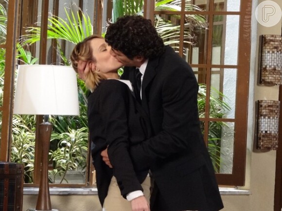 Nando (Reynaldo Gianecchini) e Juliana (Mariana Ximenes) se beijam depois de declaração de amor do motorista em 'Guerra dos Sexos"