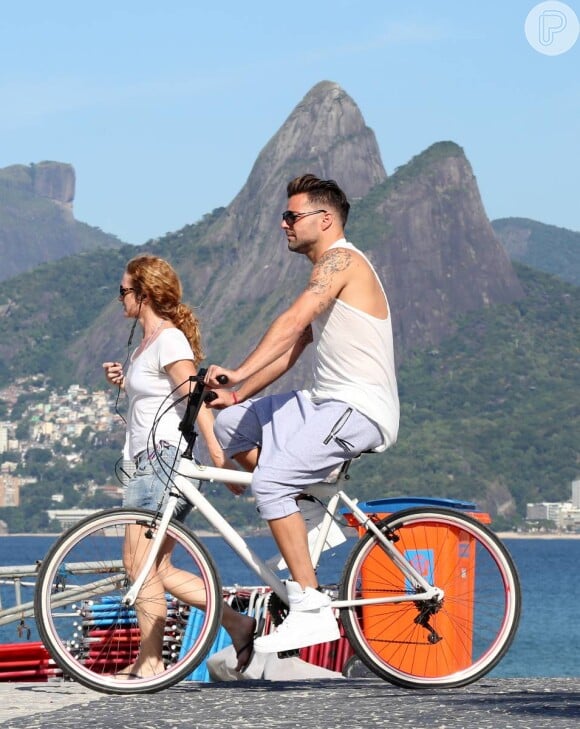 Ricky Martin anda de bicicleta no Rio de Janeiro
