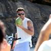 Ricky Martin toma água de coco na gravação dlipe oficial da Cpa do Mundo
