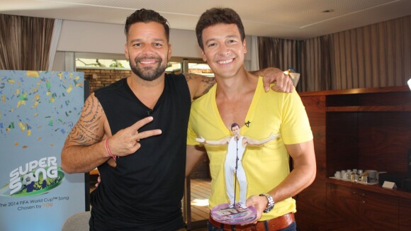Rodrigo Faro mostra 'Dança, Gatinho' com imitação de Ricky Martin para o cantor