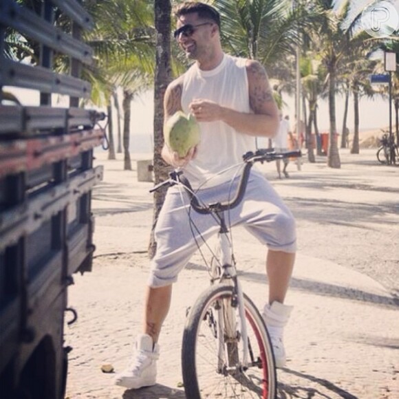 Ricky Martin passeia de bicicleta na Zona Sul do Rio; cantor está no Brasil para gravar um clipe com música sobre a Copa do Mundo 2014