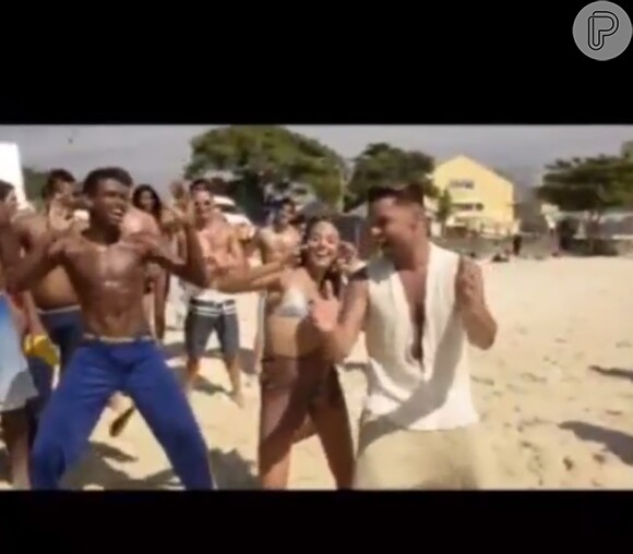 Ricky Martin dança o 'Lepo Lepo' durante as gravações de clipe no Rio