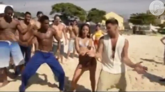 Ricky Martin mostrou que já aprendeu a dançar o hit do momento nos bastidores de gravação do clipe 'Vida', na praia de Ipanema