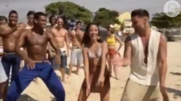 Ricky Martin se divertiu com os dançarinos fazendo a coreografia de 'Lepo Lepo'
