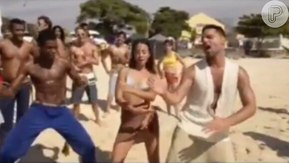 Ricky Martin, bem-humorado, ainda sensualizou enquanto mostrava os passos da dança