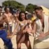 Ricky Martin mostrou que já aprendeu a dançar o hit do momento nos bastidores de gravação do clipe 'Vida', na praia de Ipanema