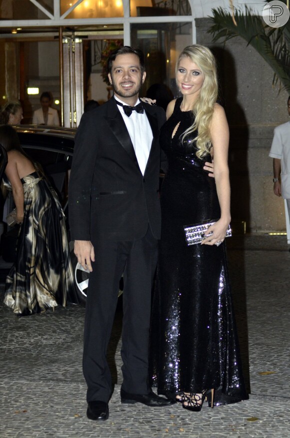Max Porto e a namorada na entrada do casamento de Latino e Rayanne Morais, no Copacabana Palace, no Rio de Janeiro, na noite desta quarta-feira, 12 de março de 2014