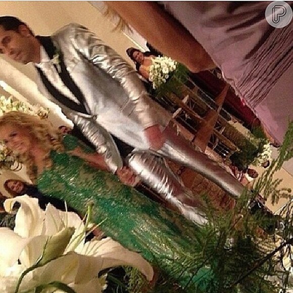 Um foto do noivo vazou pouco tempo depois da cerimônia no Instagram! Latino vestiu um terno prateado para se casar com Rayanne Morais