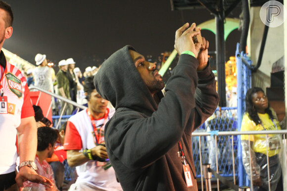 Kanye West tirou fotos dos desfiles das escolas campeãs com seu celular