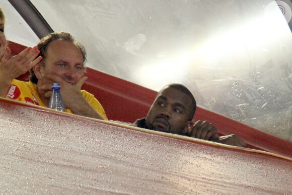 Kanye West também passou no camarote da cerveja Devassa