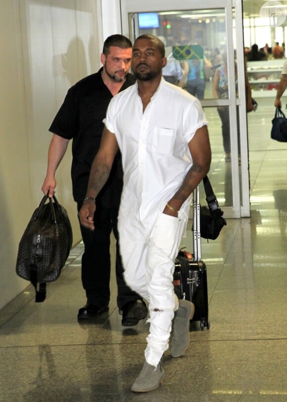 Kanye West veio sozinho ao Rio de Janeiro e, na chegada, mostrou-se sisudo